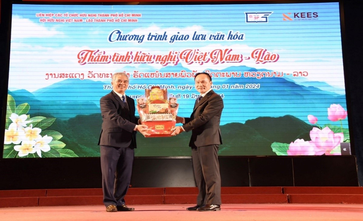 Mr. Ngo Minh Chau and Mr. Phonesy Bounmixay exchanged gifts